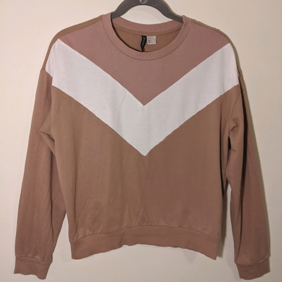 H&M Sweaters - H&M Chevron tri color crew neck sweatshirt